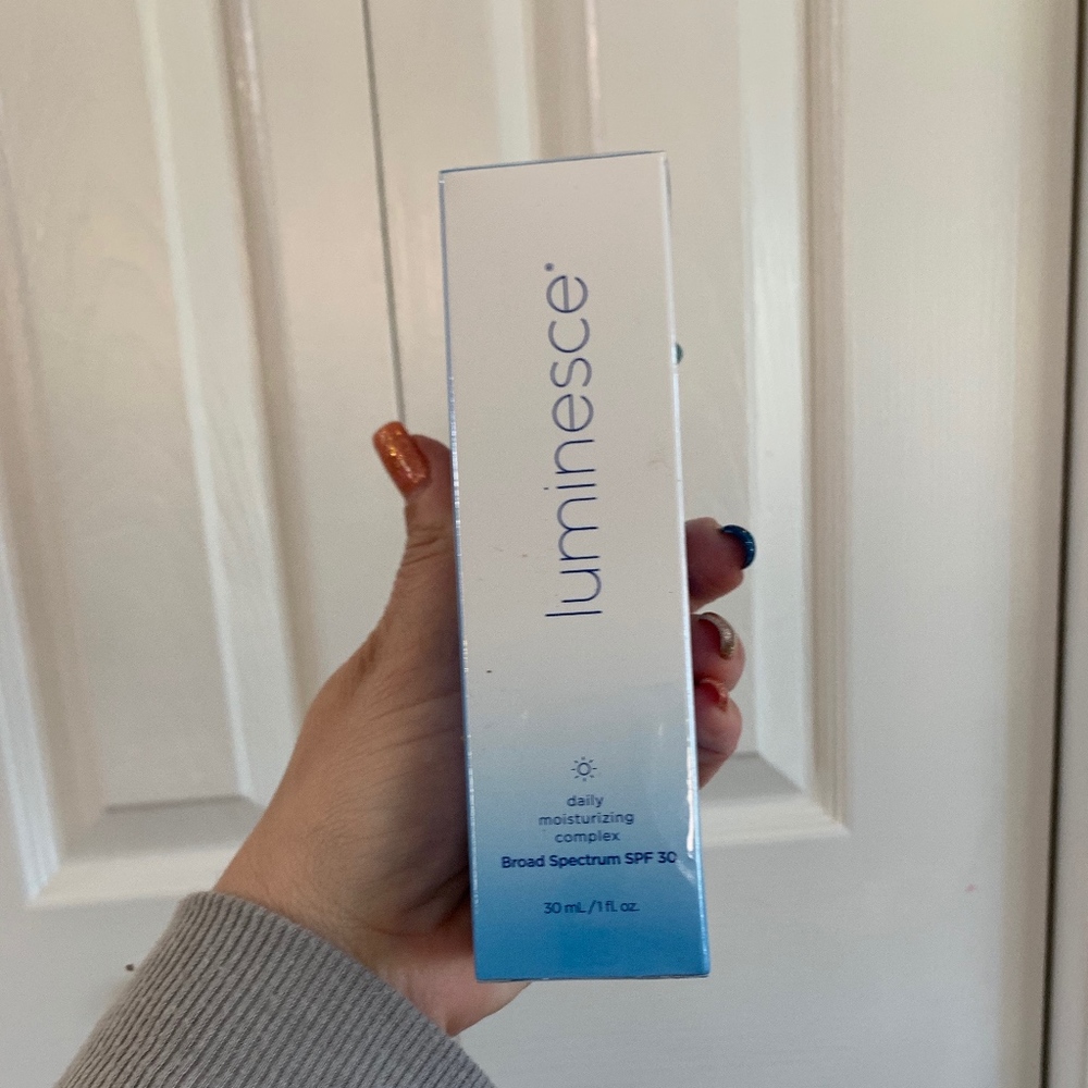 Luminesce daily moisturizing complex